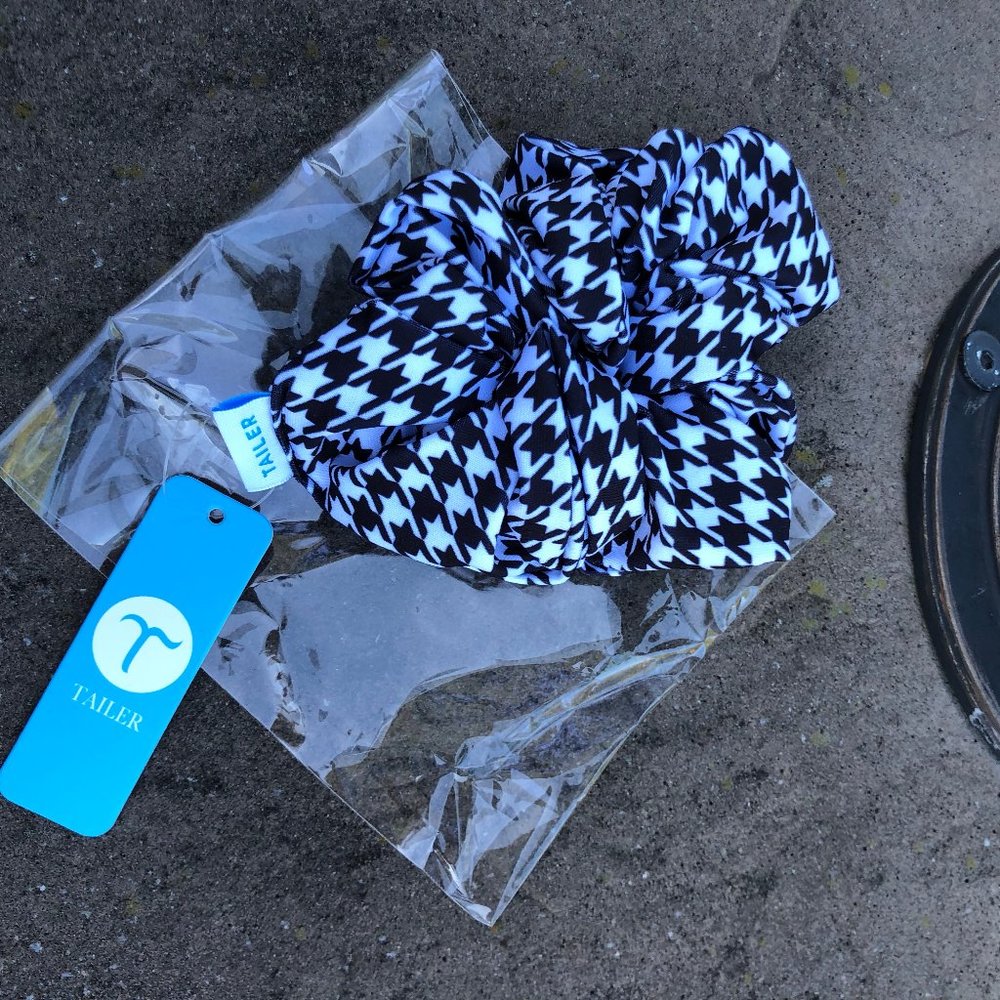 NWT Women's Black Premium Soft Scrunchie Hairtie